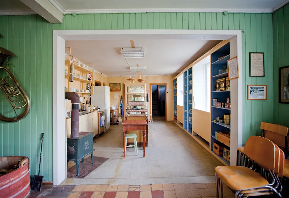 I den gule delen var det drift helt til inn på 1990-tallet, da en blomsterbutikk holdt til her. Nå fungerer denne delen som kjøkken og café under ulike arrangementer. Denne delen er også modernisert noe i forhold til de grønnmalte rommene, Her er det lagt nyere linoleums-belegg på gulvene og det er slått plater i taket.