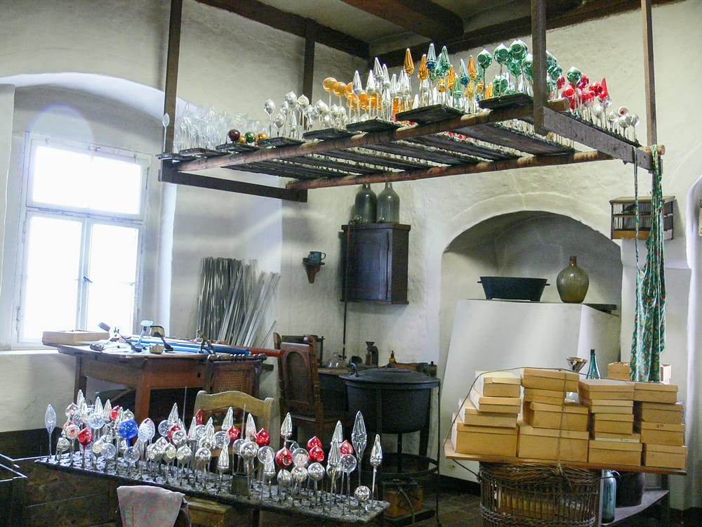 Verkstedet slik det kunne se ut hjemme hos en glassblåserfamilie i Lauscha rundt 1930. Foto: Museum für Thüringer Volkskunde, Erfurt / Andreas Praefcke.