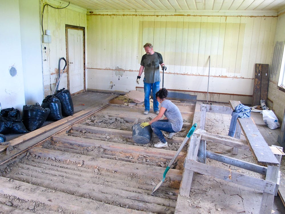 Dugnad! Stubbloftsleira blir spadd og båret ut for hånd.