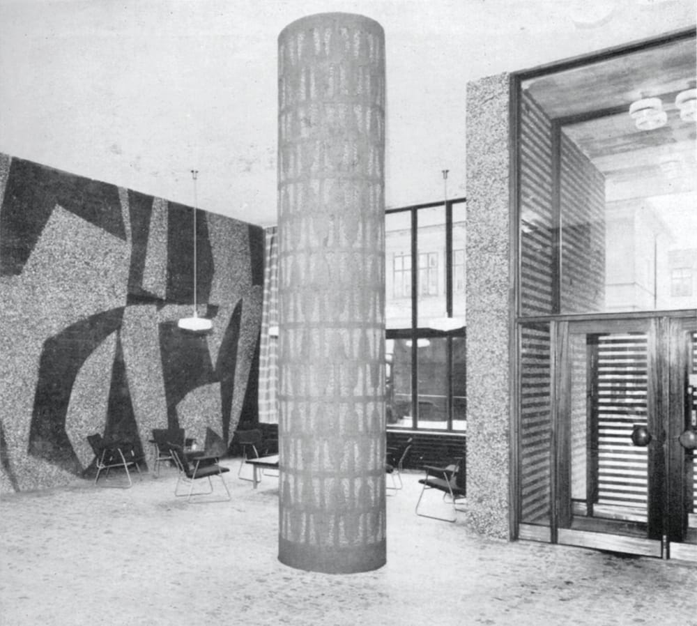 Kjell Richardson tegnet møblene som synes foran Inger Sitter og Carl Nesjars vegg (Bonytt 3/59, Foto: Munthe Svendsen)