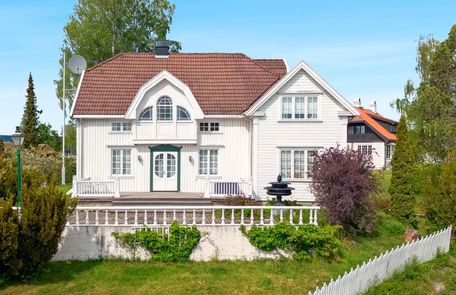 Denne vakre jugendvillaen fra 1919 søker nye eiere. Kanskje er det deg? Foto: DNB Eiendom