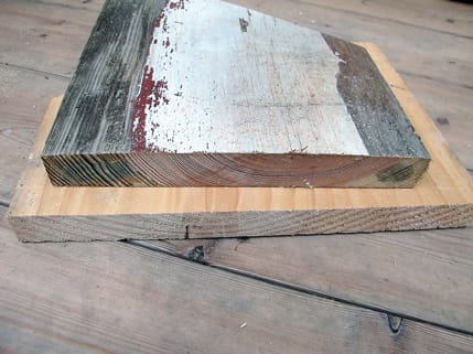 På dette bildet vises et av de gamle panelbordene (øverst) fra ca. 1850 og et nyere panelbord i dårlig kvalitet for å illustrere ytterpunktene. Her ses tydelig forskjellen på gammel malmfuru med så tette årringer at de er vanskelige å telle, og nytt trevirke som har vokst hurtig og man uten problemer kan telle de vide årringene. Du kan være heldig å få gode materialer hos din lokale trevarehandel, men det er ingen selvfølge, så det er lurt å spørre etter dette. Du kan også bestille kvalitetsmaterialer fra spesialleverandører.