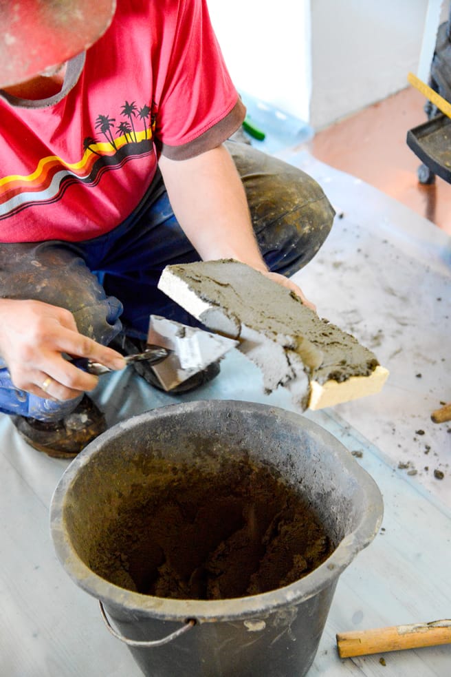 Fukt ildfast stein i vann noen sekunder før du legger på ildfast mørtel.