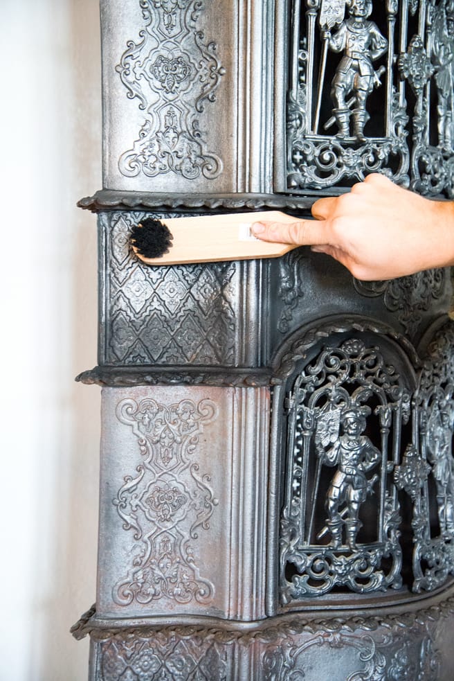 Poler ovnen med en skobørste til slutt - denne børsten har en passe stiv bust. På bildet ser du hvordan gløden kommer fram ved polering.