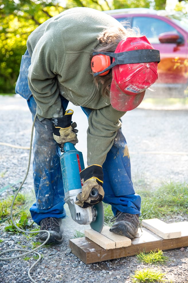 Ildfast stein kappes med vinkelsliper som har blad beregnet på dette.