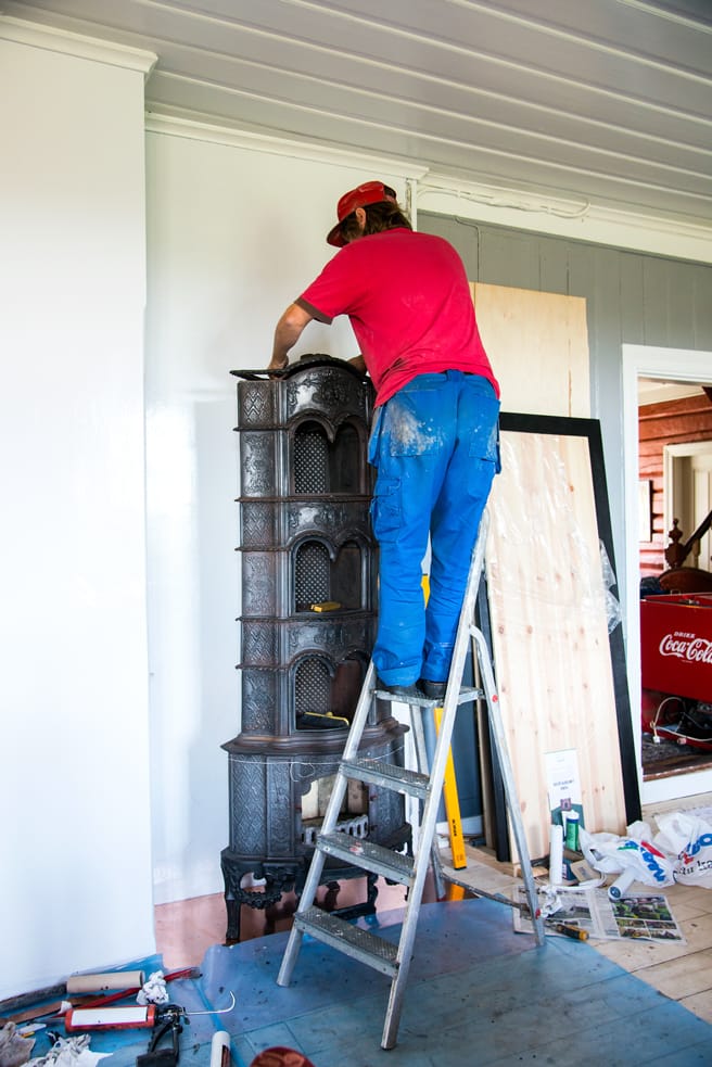 Ovnen begynner å ta form. Den siste ovnsplata legges forsiktig på plass.