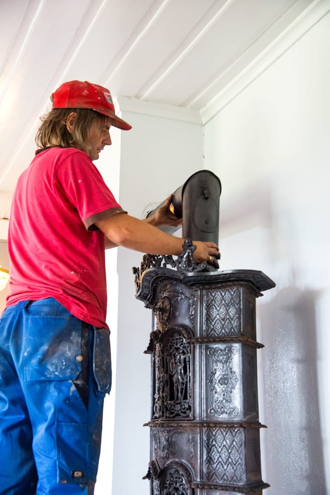 Ovnsrøret skal sitte godt fast, det stabiliserer hele etasjeovnen.