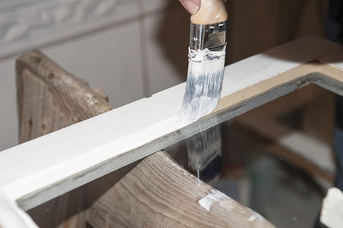 tilslutt males vinduene. Husk å male et par millimeter inn på glasset slik at vannet ikke trenger inn mellom glass og kittfals og dermed skape råteskader. lykke til med vårens vindusrestaurering!