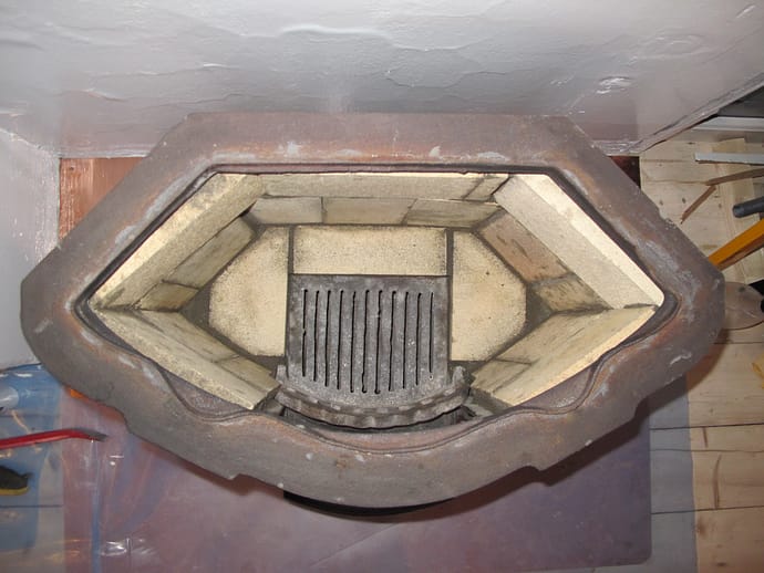 Brennkammeret sett rett ovenfra, ferdig murt. Det gikk med 19 stein i standard størrelse (2,5 cm tykke) til dette.