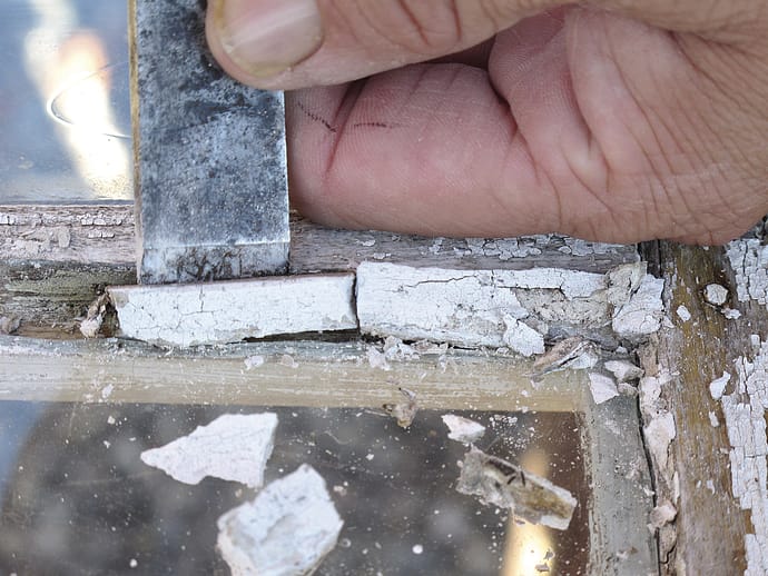 Hvis kittet sitter løst er det lurt å fjerne alt sammen. Fjern stiftene forsiktig og ta ut glassruten. du kan også benytte en varmelampe som er egnet for vindusrestaurering. den mykner kittet og det blir det enkeler å fjerne