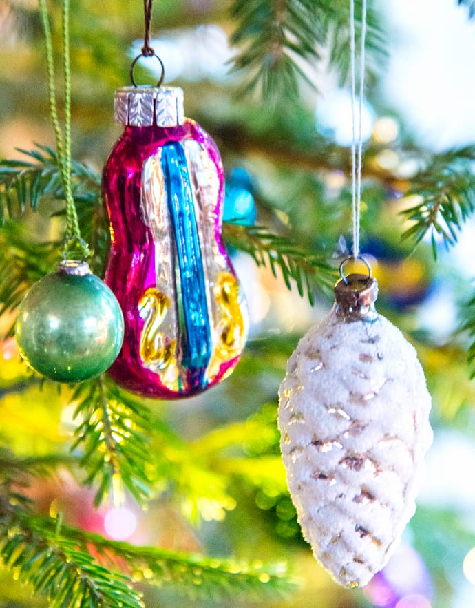 Musikkinstrumenter og kongler er klassisk pynt som har vært vanlig siden forrige århundreskifte.