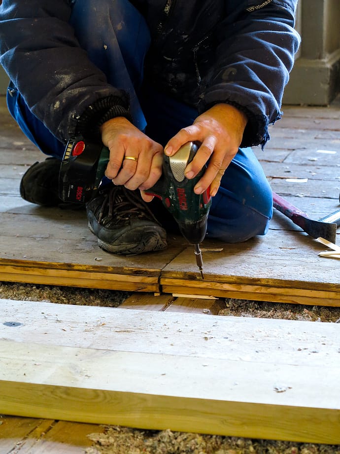 Jeg skrudde bordene fast på skrå gjennom fjøra hvor de ikke blir synlige.