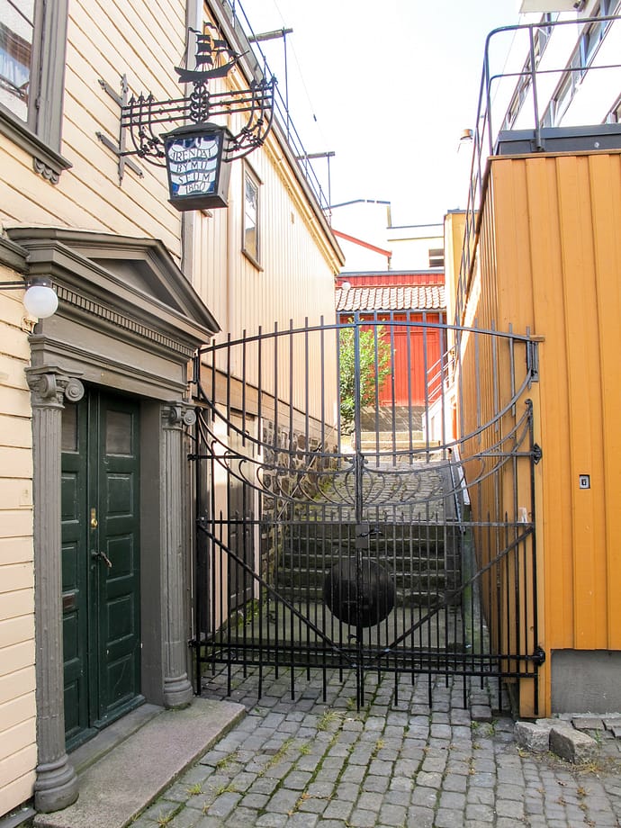 Inngangen til museet er utpreget klassisistisk og sjeldent fin, den ligger på siden av bygningen. En vakker smijernsport fører inn til bakgården.