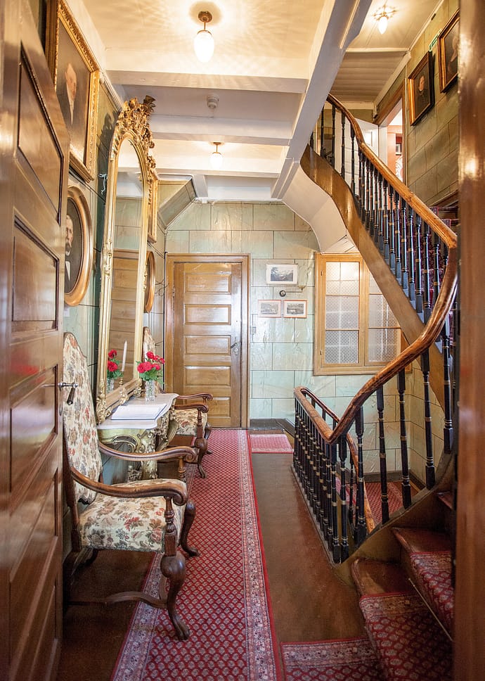 Den imponerende hallen med kvadersteindekor.