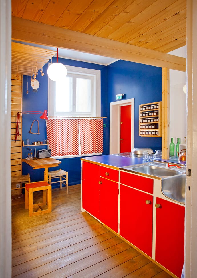 Leiligheten til Tove Kvalstad og Ola Ulset er den eneste leiligheten som faktisk har ligget i Wessels-gate opprinnelig. Den ble i 1979 presentert i Nye Bonytt. De flyttet inn i tredjeetasje i 1976 og bestemte seg raskt for å foreta en total oppussing. Kjøkkenet er malt i sterke farger, rødt og blått og har innredning som er satt sammen av gjenbruksdeler fra andre kjøkken. Leiligheten er nøyaktig rekonstruert til minste detalj.