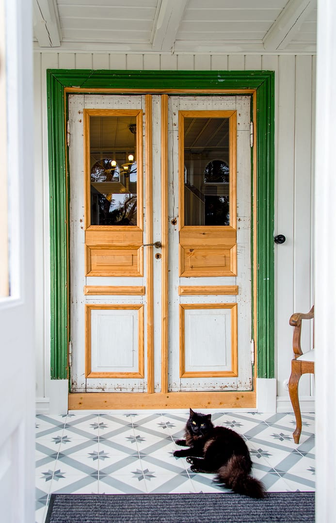 Den originale døra ble delvis ødelagt på 1950-tallet da den ble platebeslått. Nå er den satt i stand.