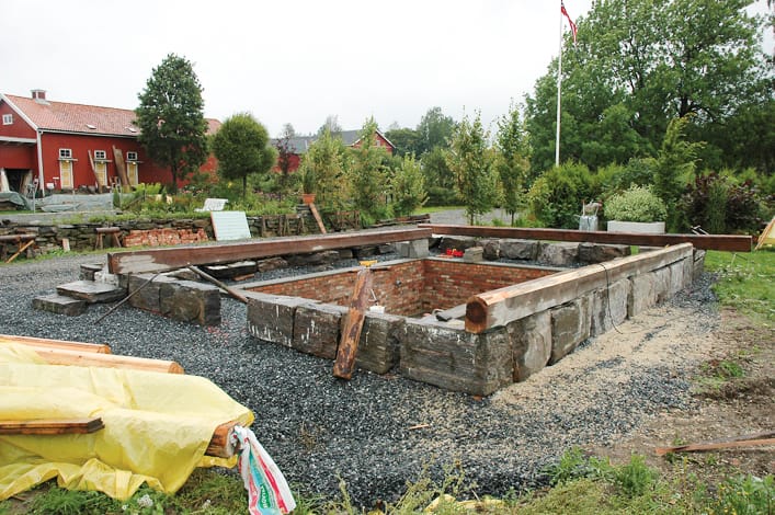 Kjelleren er ferdig og alle grunnmurssteinene er på plass. De første bunnsvillene er i ferd med å til-passes den nye grunnmuren. Vær oppmerksom på at gamle grunnmurer ikke nødvendigvis er i vater og at du må ta hensyn til dette under gjenoppføringen. Vær nøye med oppmålingen!