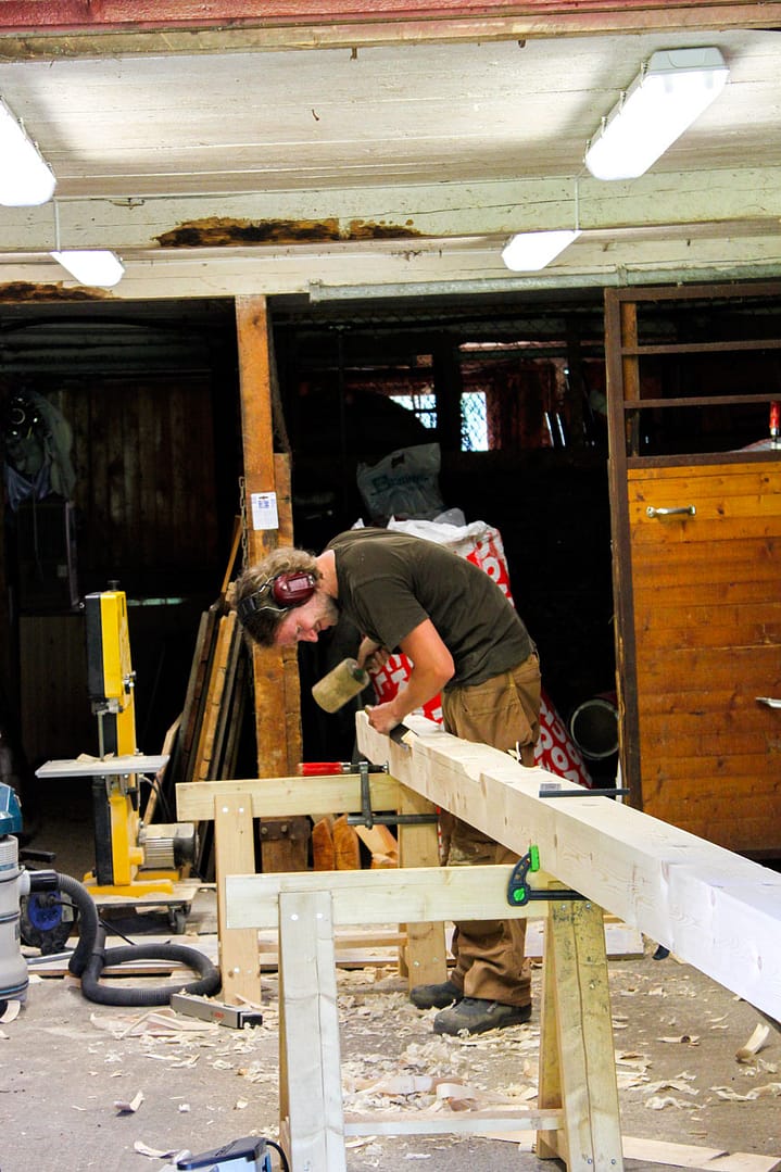 Håndverker Even Bull Hilmen lager nye søyler til verandaen. Foto: Privat