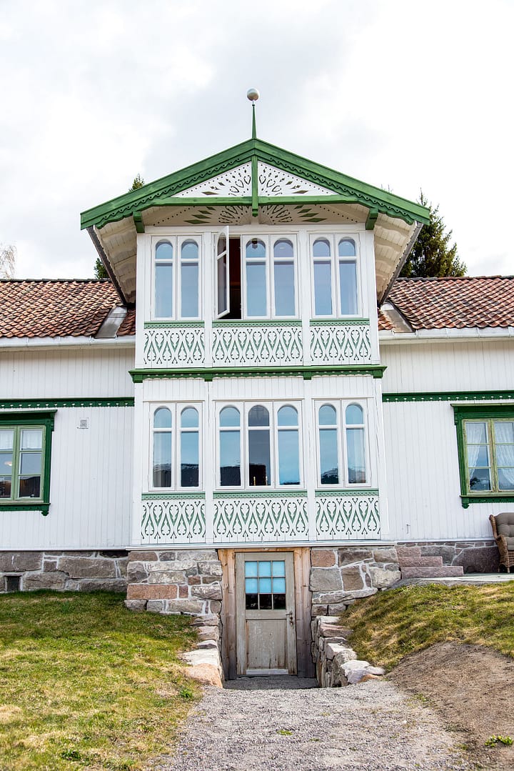 En vakker glassveranda i Karl Andersens ånd - en kopi av «tvillingen» på nordøst-siden. Utført med samme gode, håndverksmessige kvalitet som for 100 år siden. Alt på denne siden er nytt bortsett fra glasskula i spiret, som er gjenbruk fra det andre huset.