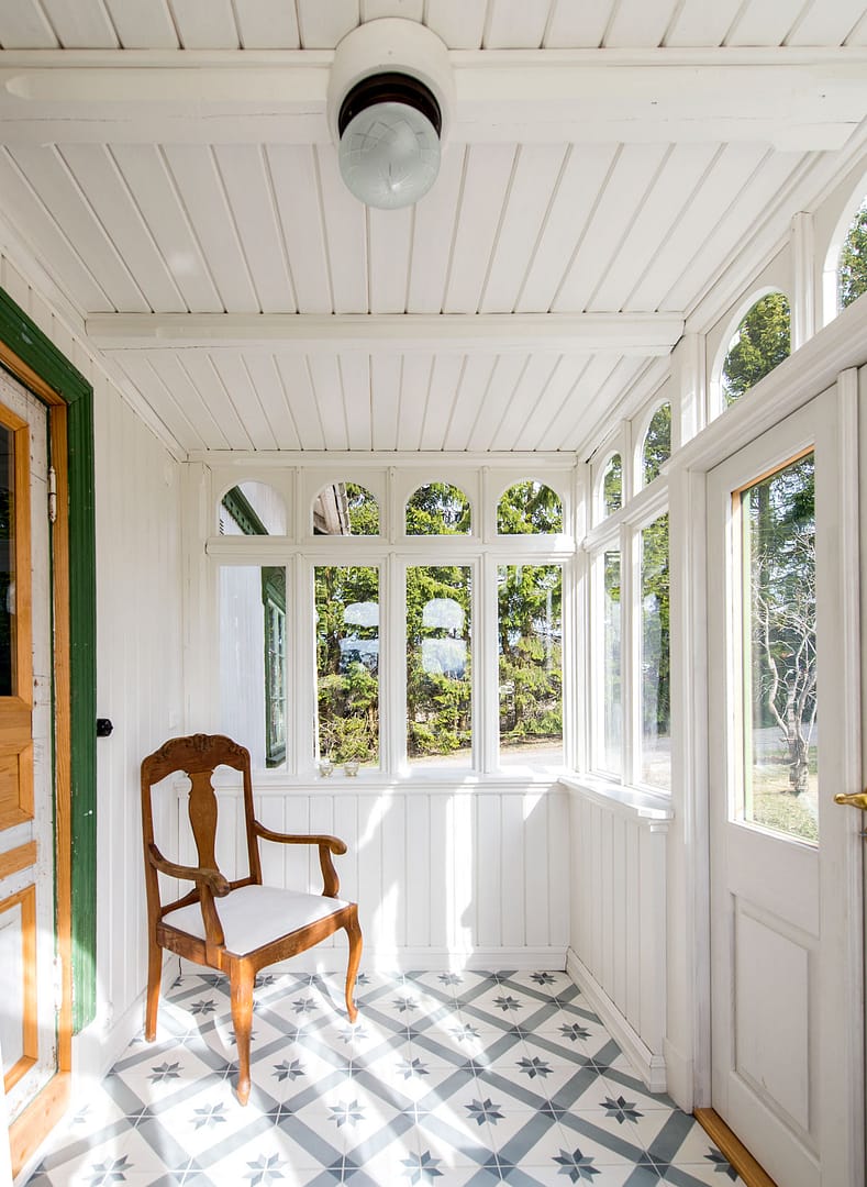 Den nye gangen er isolert men har enkle vinduer. Det er varme i gulvet, som benyttes ved behov. Grunnflate er 2,10 m x 3,5 m.