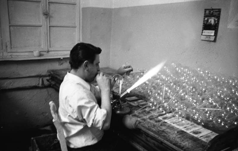 Glasspynt blåses for hånd over en gassbrenner. Foto: Bundesarchiv/ E. Reimke, 1969.