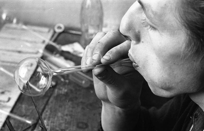 Produksjon av glasskuler. Foto: Bundesarchiv/ E. Reimke, 1969.