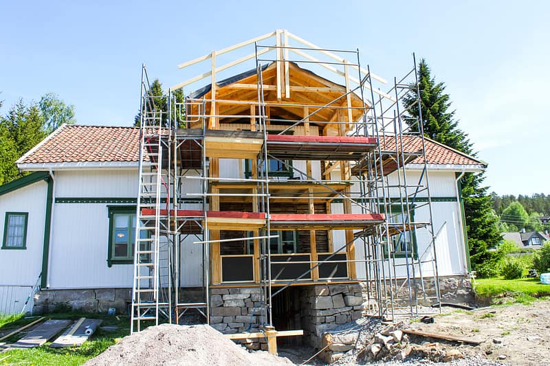 Den nye verandaen under oppføring. Snart er den etter- lengtede utgangen fra stue til hage på plass. Foto: Privat