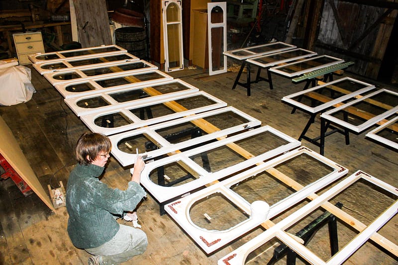 Guro kittet og malte alle de gamle vinduene, samt malte de nye. Foto: Privat