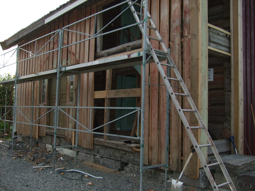 Sørsiden med svalgangen er nesten ferdig panelert. Utrolig at bordene er nesten like fine etter 160 år.