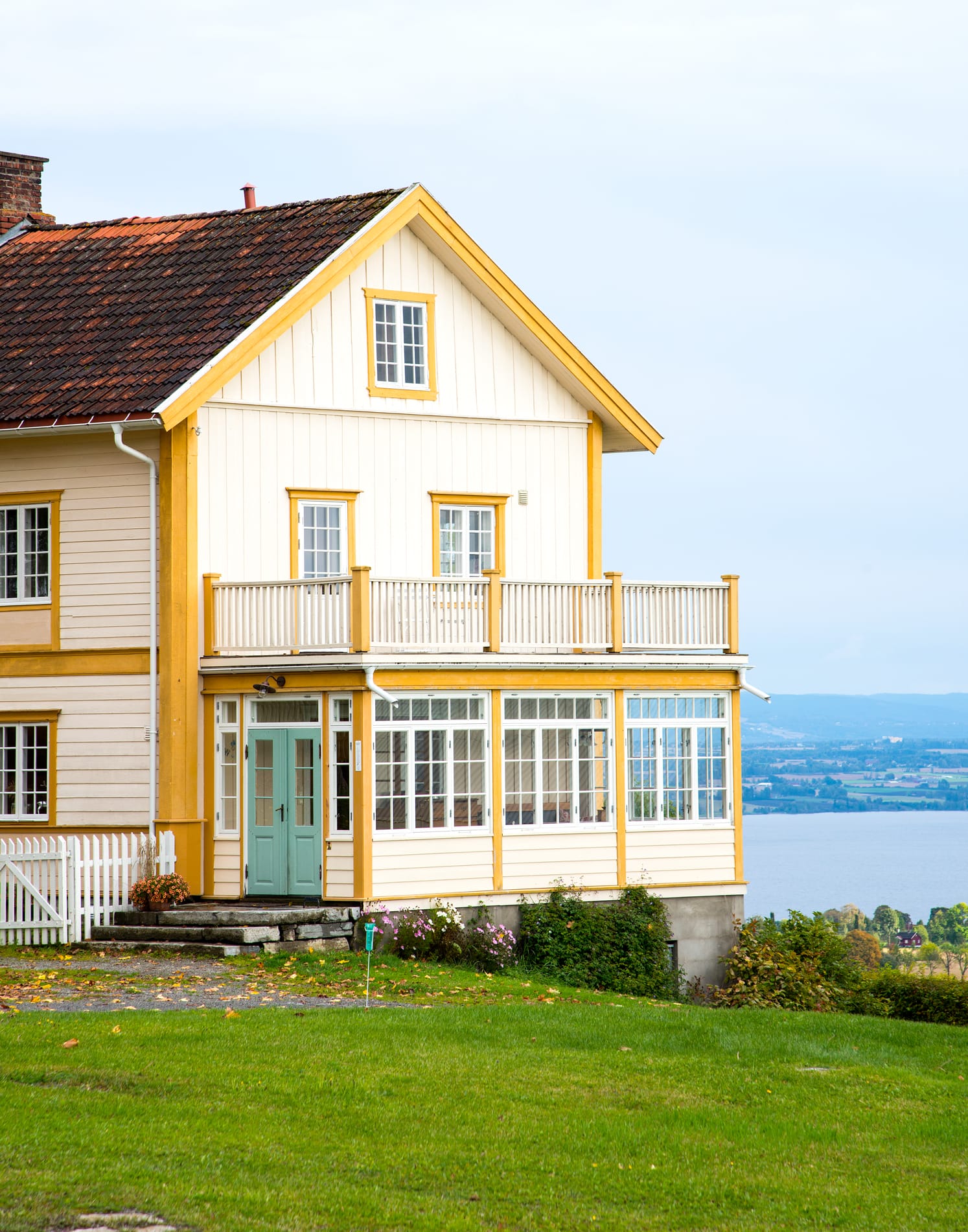 Ousdal gård – med sans for historisk korn og gamle hus